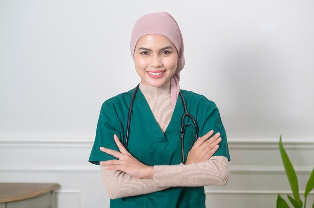 Un portrait de femme médecin musulman avec stéthoscope au bureau.