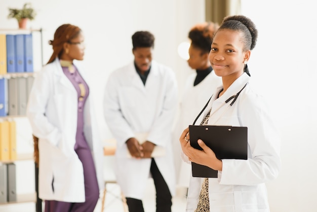 Portrait d'une femme médecin noire amicale