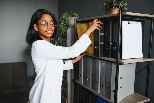 Portrait de femme médecin portant un manteau blanc au bureau