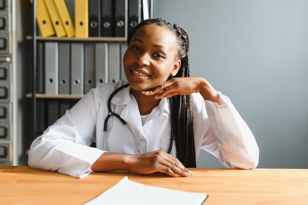 Portrait de femme médecin portant un manteau blanc au bureau