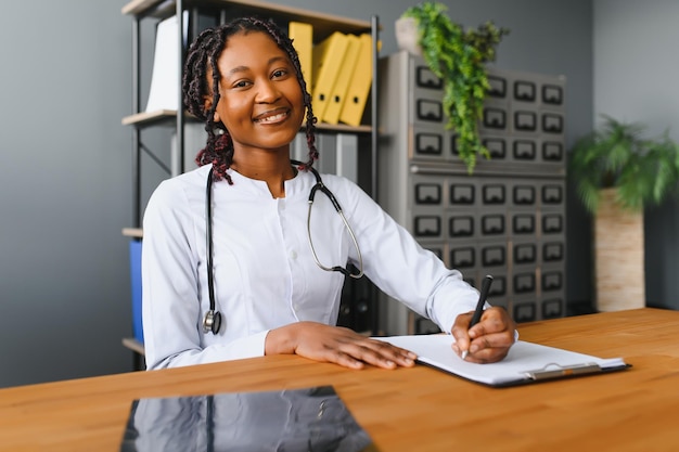 Portrait de femme médecin portant un manteau blanc au bureau