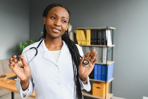 Portrait de femme médecin portant un manteau blanc au bureau