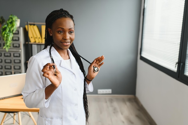 Portrait de femme médecin portant un manteau blanc au bureau