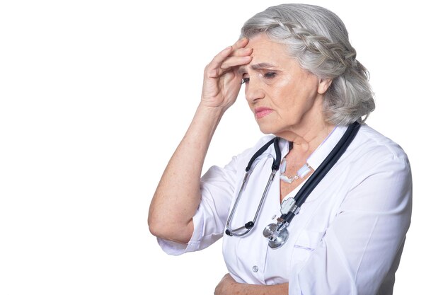 Portrait de femme médecin senior sur fond blanc