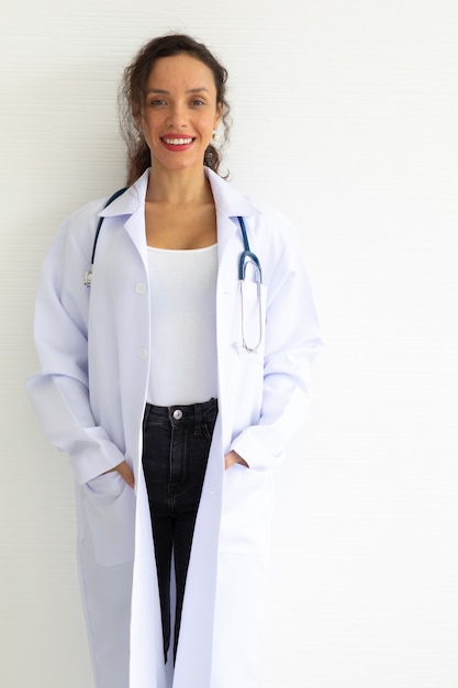 Photo portrait femme médecin souriant et regardant la caméra avec stéthoscope dans un centre de santé