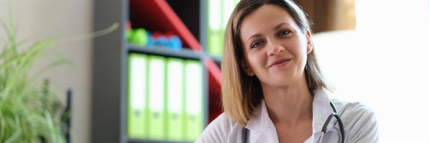 Portrait d'une femme médecin souriante à la clinique