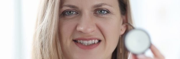 Portrait de femme médecin avec stéthoscope à la main