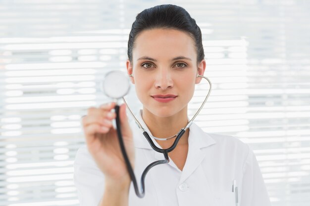 Portrait d&#39;une femme médecin avec stéthoscope