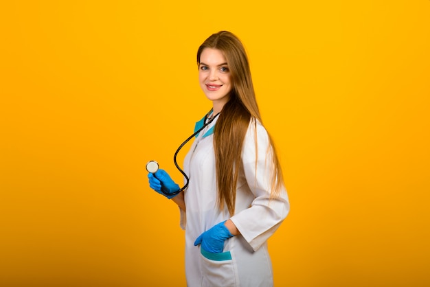 Portrait de femme médecin avec stéthoscope