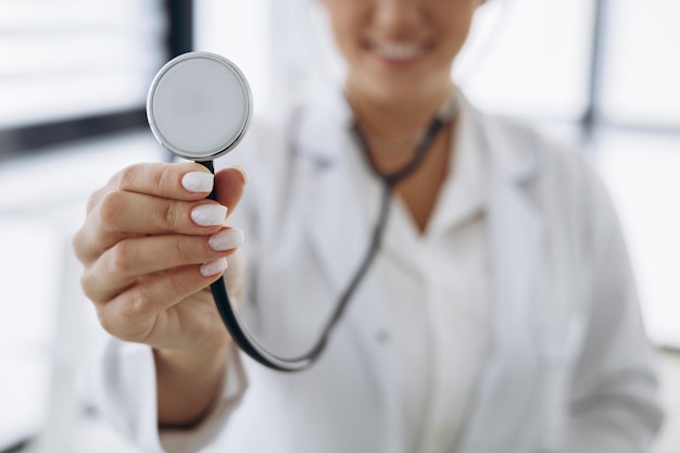 Portrait de femme médecin avec stéthoscope