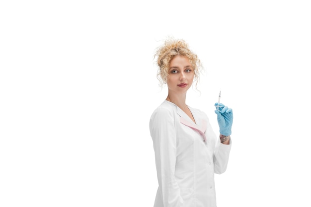 Portrait de femme médecin en uniforme blanc et gants bleus sur fond blanc