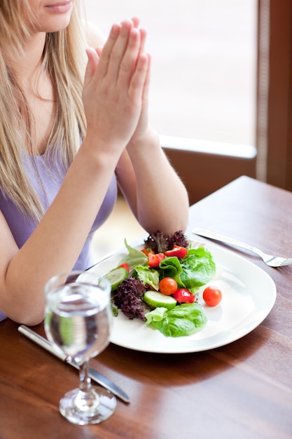 Portrait d&#39;une femme mignonne, manger une salade