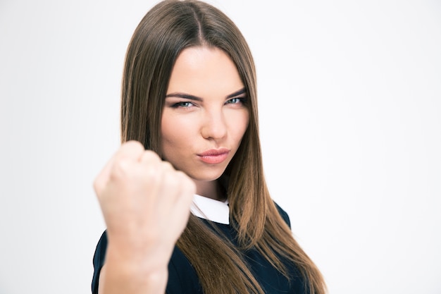 Portrait d'une femme mignonne montrant le poing isolé