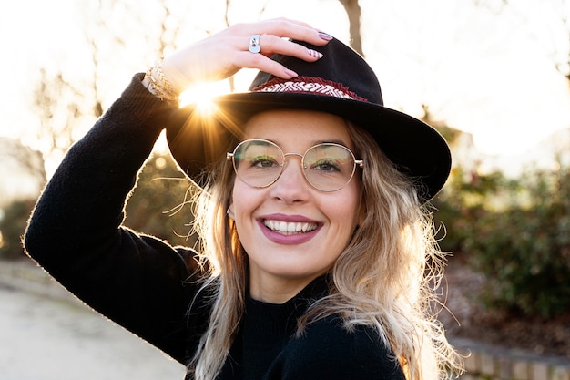 Portrait de femme millénaire avec des dents parfaites sourire.