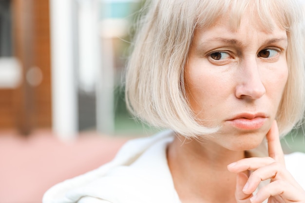 Portrait d'une femme millénaire fatiguée de problèmes souffrant de violence mentale triste et solitaire Santé mentale des femmes