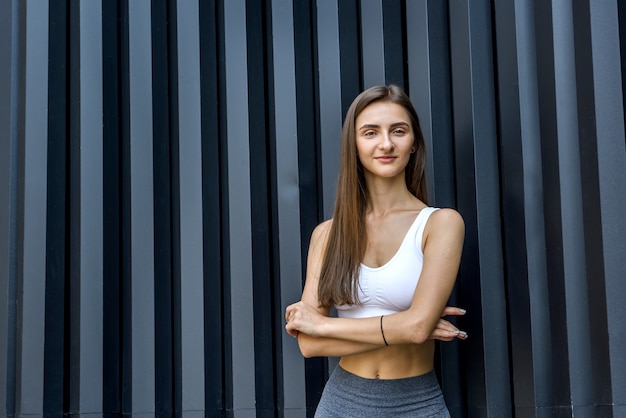 Portrait de femme mince et sportive sur fond abstrait. Sport et santé