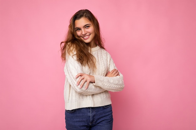 Portrait de femme à la mode gaie positive en tenues de soirée