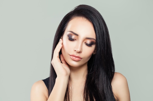 Portrait de femme modèle brune beauté