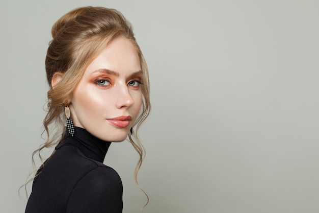 Portrait d'une femme modèle parfaite avec les cheveux hauts