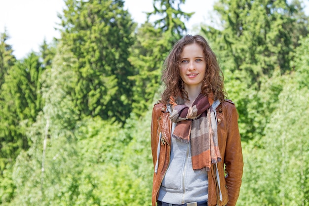 Portrait De La Femme Moderne Debout Sur Fond De Vue Naturelle Verte.