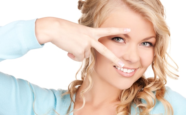 Portrait de femme montrant la main avec des ongles polis