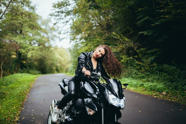 portrait femme avec une moto