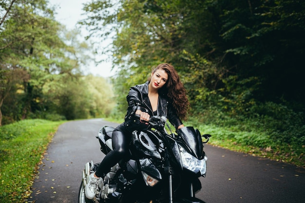 portrait femme avec une moto