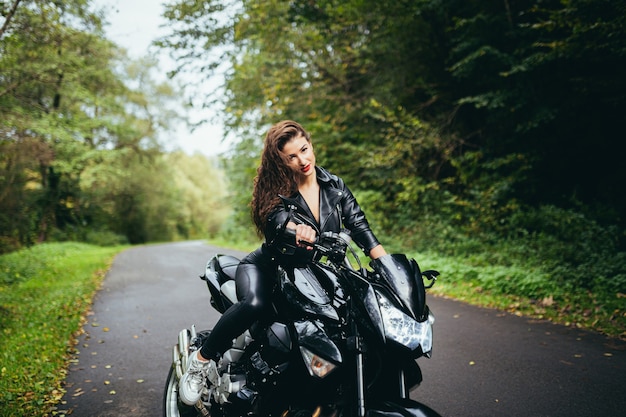 portrait femme avec une moto