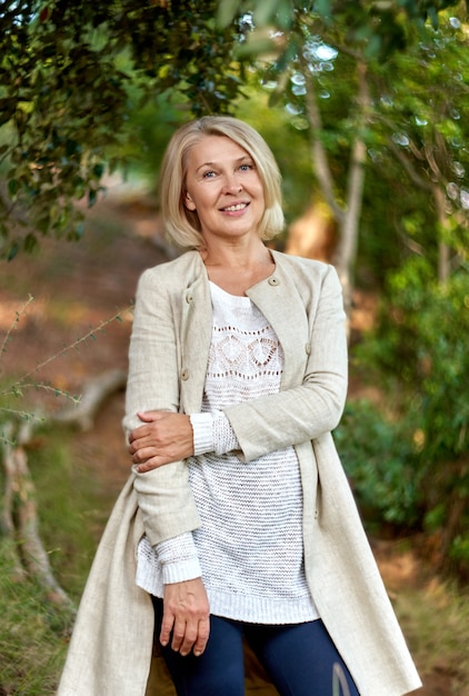 Portrait de femme mûre élégante dans la forêt