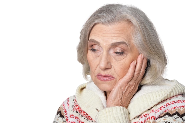 Portrait de femme mûre fatiguée sur fond blanc