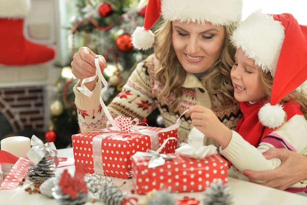 Portrait de femme mûre et fille enfant célébrant Noël