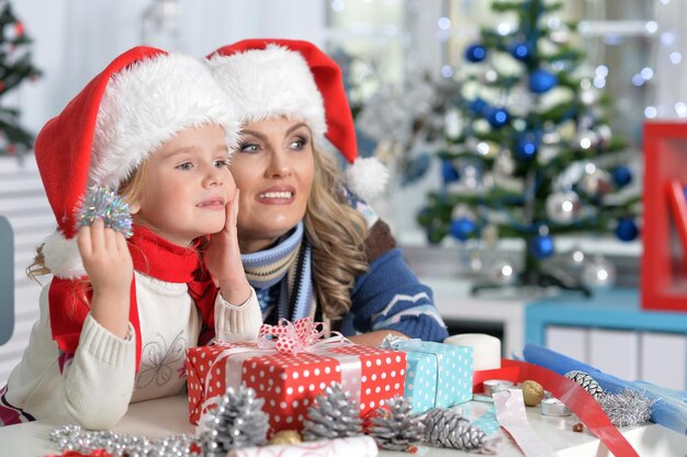 Portrait de femme mûre et fille enfant célébrant Noël