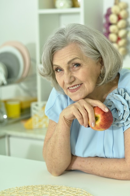 Portrait de femme mûre avec pomme fraîche