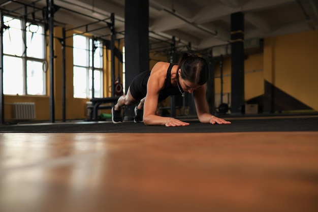 Portrait d'une femme musclée sur une position de planche