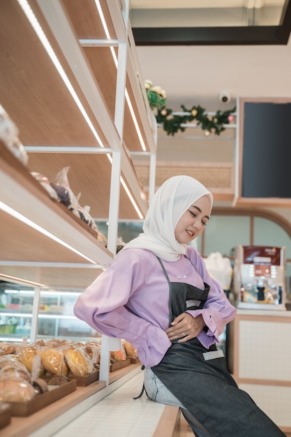 Portrait de femme musulmane asiatique se sentir malade pendant le travail à la boutique