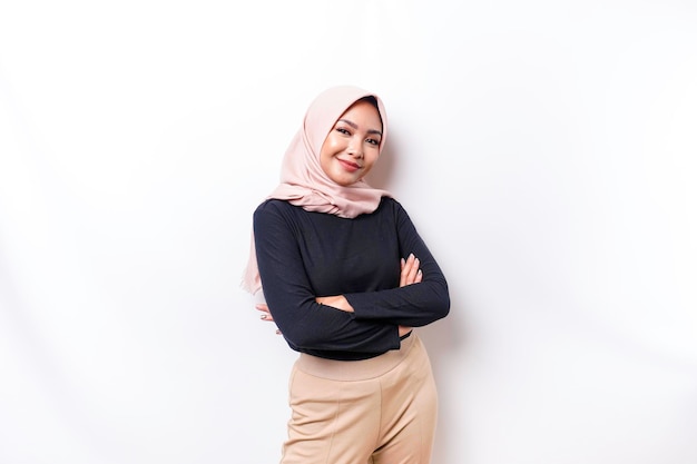 Portrait d'une femme musulmane asiatique souriante et confiante portant le hijab debout avec les bras croisés et regardant la caméra isolée sur fond blanc