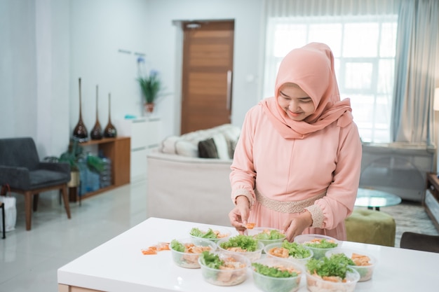 Portrait de femme musulmane asiatique vendeur de nourriture préparant son produit à la cuisine à domicile