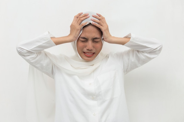 Portrait de femme musulmane malade a souligné avec mal de tête femme malade souffre de vertiges vertiges migraine gueule de bois concept de soins de santé jeune adulte modèle femme asiatique