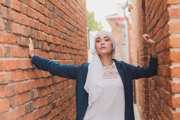 Portrait d'une femme musulmane posant à l'extérieur. Concept féminin islamique moderne