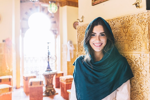 Portrait de femme musulmane souriante au restaurant