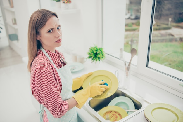 portrait femme nettoyage de la maison