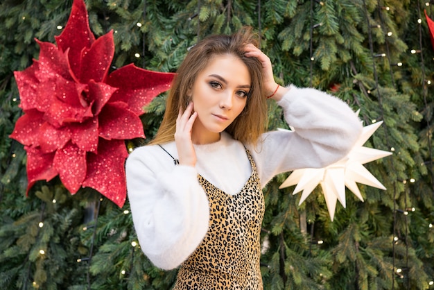 Portrait, femme, noël, arbre