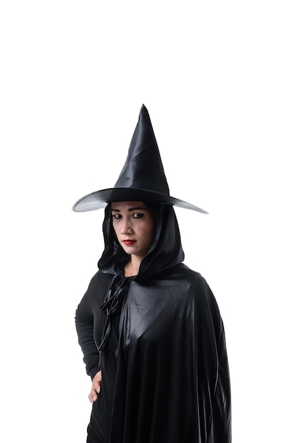 Portrait de femme en noir effrayant sorcière halloween costume debout avec chapeau isolé blanc