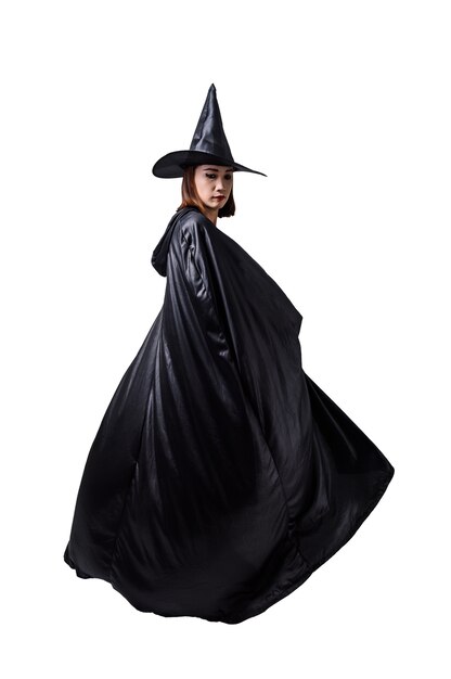 Portrait de femme en noir effrayant sorcière halloween costume debout avec chapeau isolé blanc