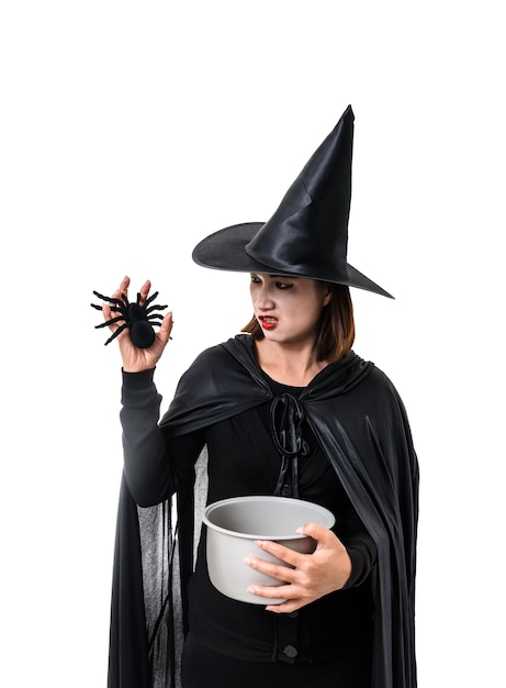 Portrait de femme en noir effrayant sorcière halloween costume debout avec chapeau isolé blanc