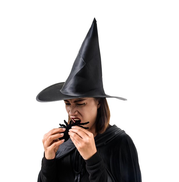 Portrait de femme en noir effrayant sorcière halloween costume debout avec chapeau isolé blanc