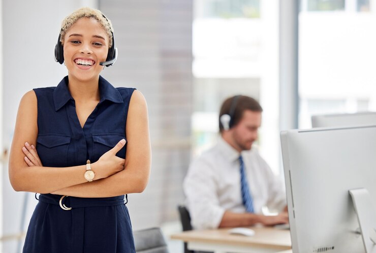 Photo portrait d'une femme noire crm et d'un centre d'appels avec le sourire du succès du télémarketing et du travail de consultant consulting contactez-nous et employé du service client avec casque et bonheur de l'aide web