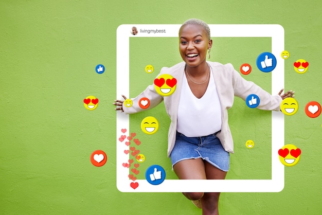 Portrait de femme noire et emojis de médias sociaux comme des icônes de cœur isolées sur un fond vert ou un espace mural de maquette Influenceur de sourire et créateur de contenu avec cadre graphique ou superposition de photographie