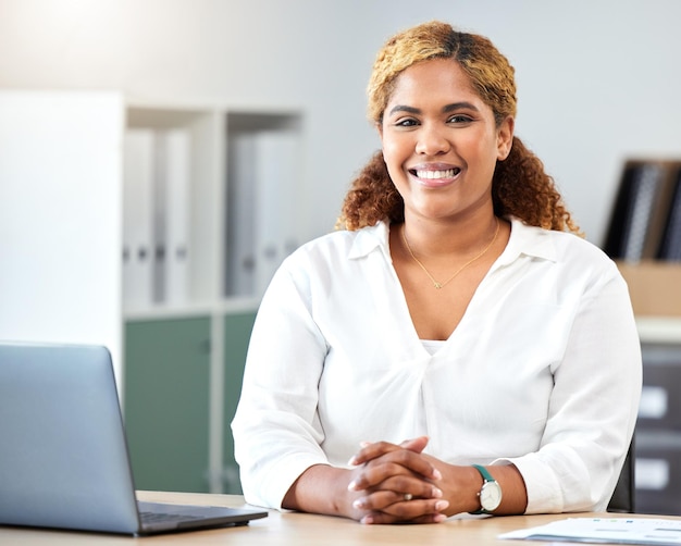 Portrait de femme noire entrepreneur d'affaires heureux et sourire employé au bureau dans un démarrage de bureau moderne Jeune travailleuse professionnelle afro-américaine avec vision de motivation de carrière et bonheur