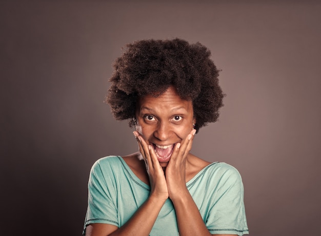 Photo portrait de femme noire avec une expression de surprise